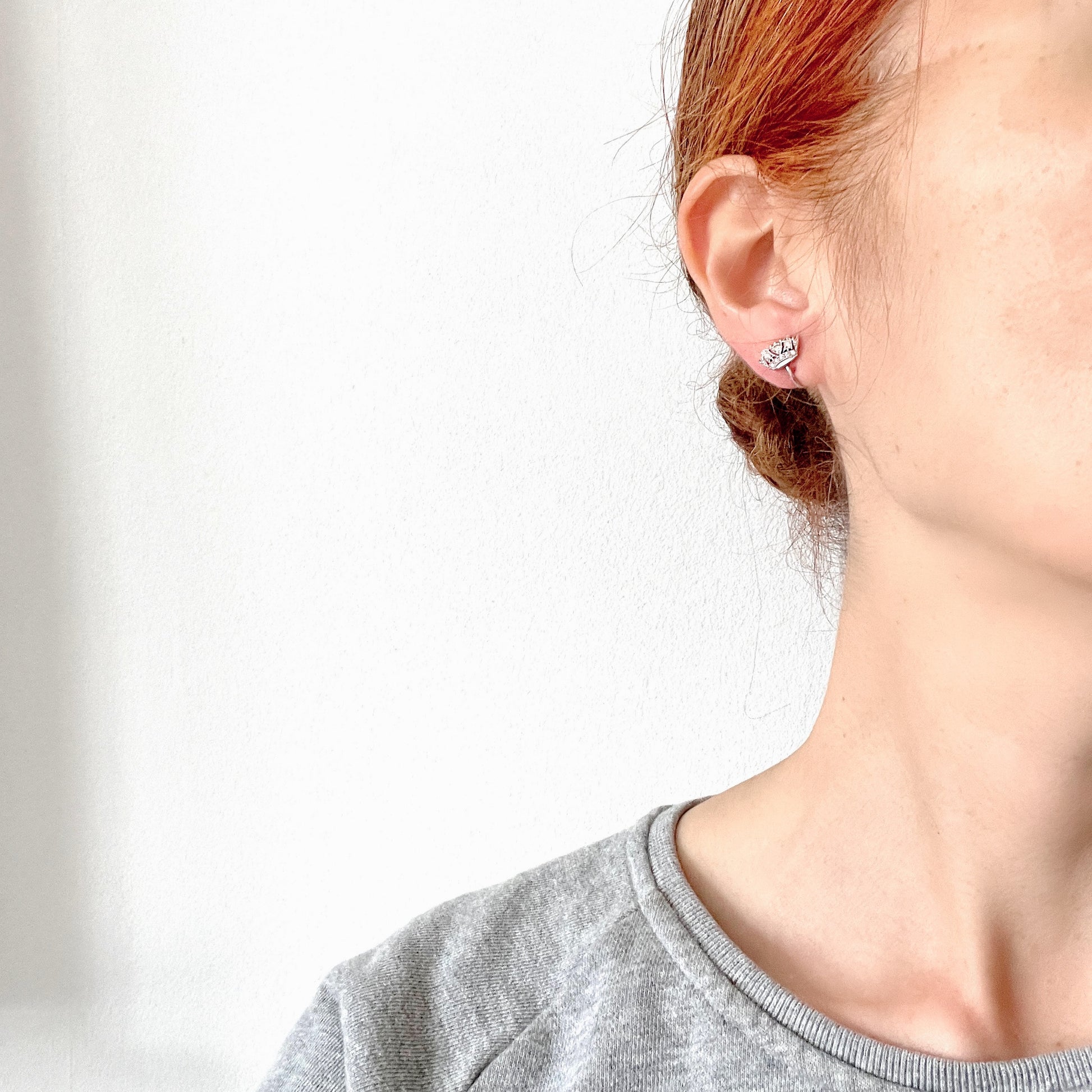 Silver screw-back earrings featuring a naval crown decorated with clear rhinestones. クリアラインストーンがあしらわれた海軍王冠のシルバーのスクリューイヤリング。 