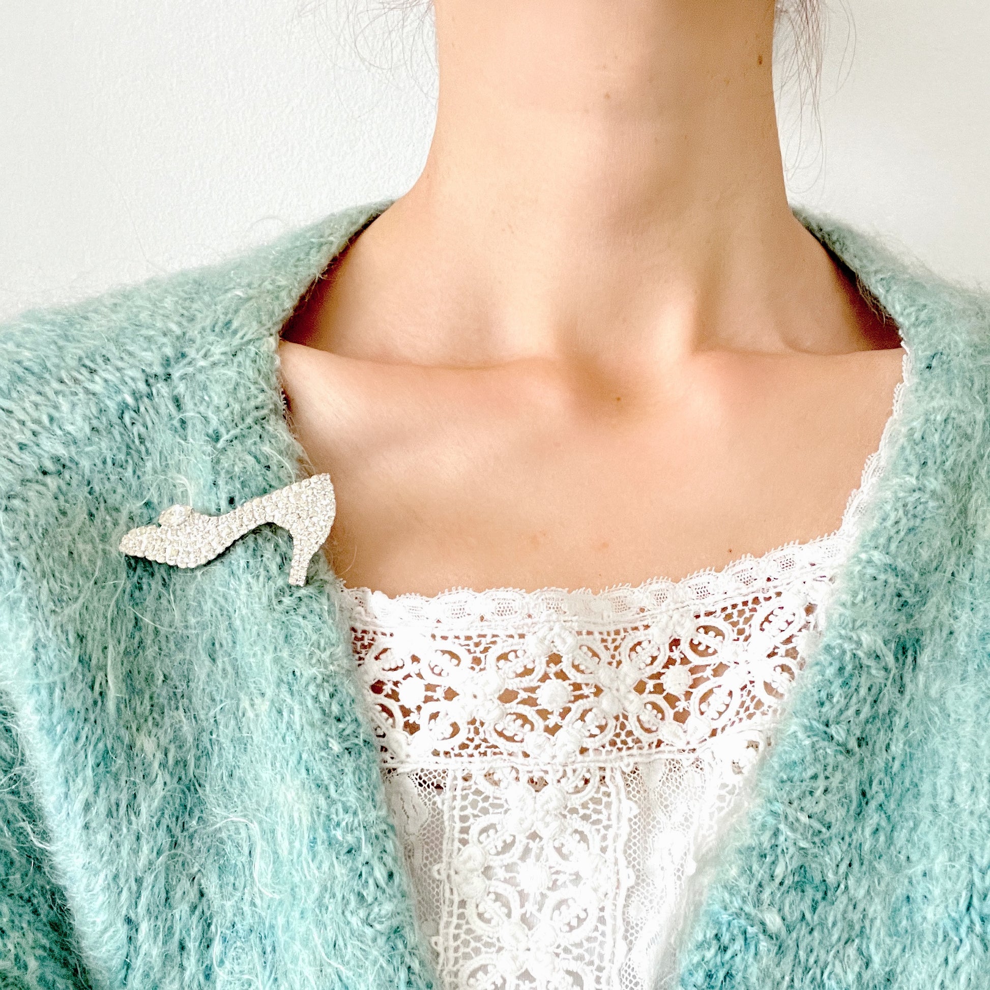 A vintage brooch shaped like a “glass slipper”, set with sparkling clear rhinestones throughout. ラインストーンがびっしりと敷き詰められた“ガラスの靴”のようなヴィンテージブローチ。 