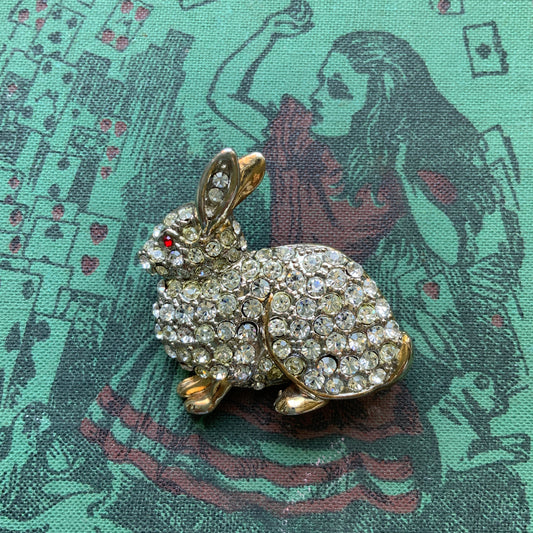 A brooch featuring a rabbit with a plump body adorned with scattered clear rhinestones. ふっくらとしたボディにクリアラインストーンが散りばめられたうさぎのブローチ。