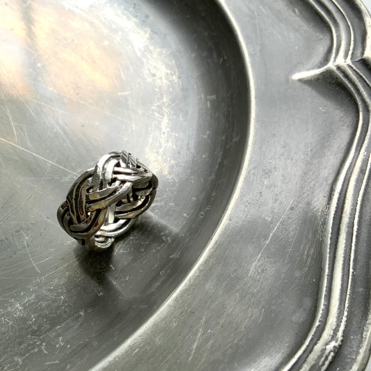 Silver ring with a Celtic knot motif. The endless interlacing design, rooted in ancient Celtic culture, symbolises eternity and unity. ケルティックノットモチーフのシルバーリング。 編み目が途切れなく続くデザインは、“永遠”や“絆”を象徴するモチーフとして古代ケルト文化に由来しています。