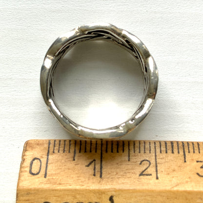 Silver ring with a Celtic knot motif. The endless interlacing design, rooted in ancient Celtic culture, symbolises eternity and unity. ケルティックノットモチーフのシルバーリング。 編み目が途切れなく続くデザインは、“永遠”や“絆”を象徴するモチーフとして古代ケルト文化に由来しています。