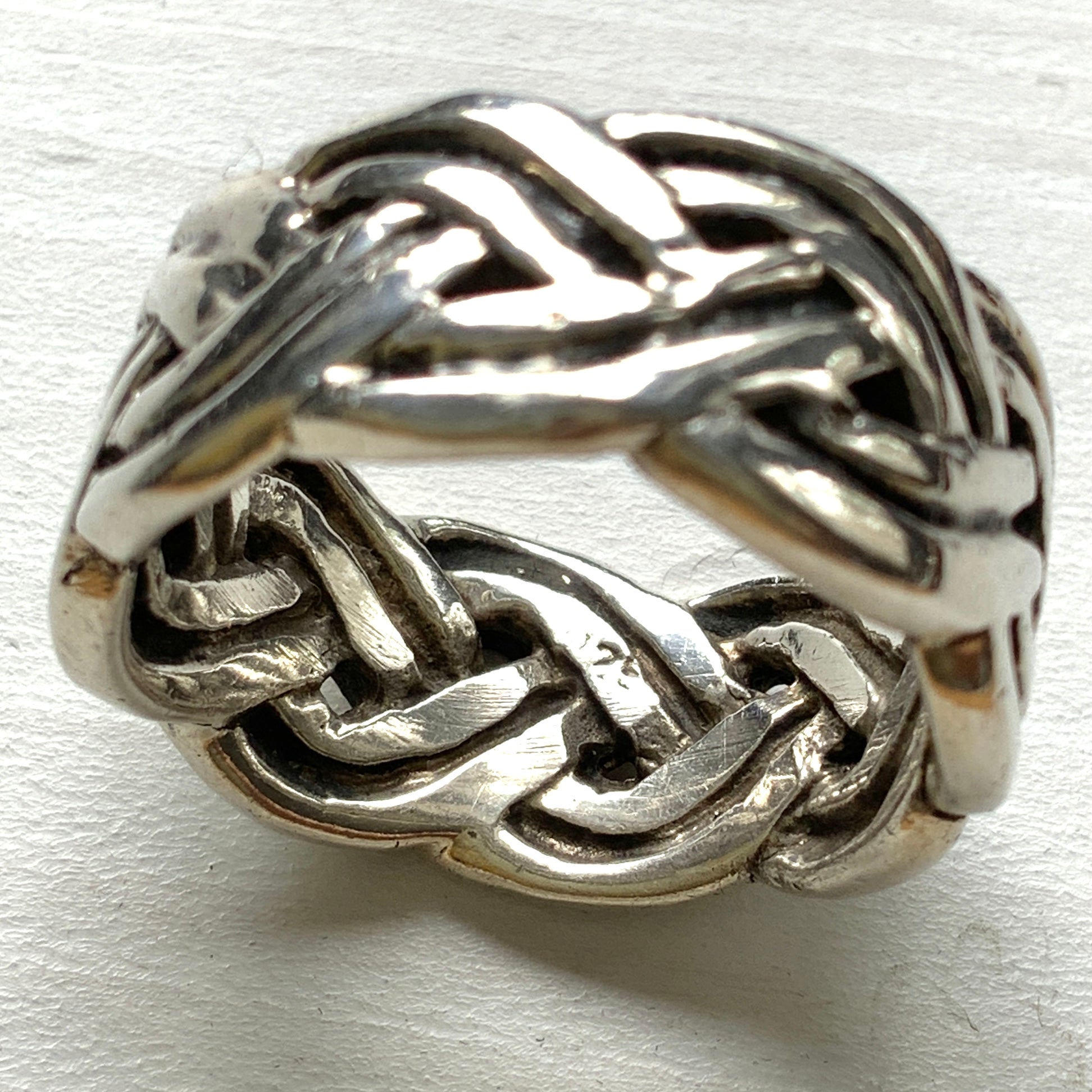 Silver ring with a Celtic knot motif. The endless interlacing design, rooted in ancient Celtic culture, symbolises eternity and unity. ケルティックノットモチーフのシルバーリング。 編み目が途切れなく続くデザインは、“永遠”や“絆”を象徴するモチーフとして古代ケルト文化に由来しています。