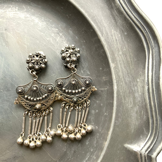Silver filigree chandelier clip-on earrings with floral motifs and delicate openwork details.  シルバーのフィリグリー細工が施されたシャンデリア型クリップイヤリング。 