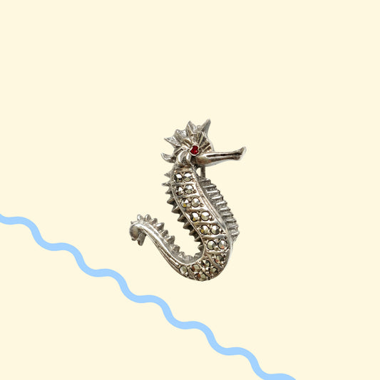 A sterling silver miniature seahorse brooch set with sparkling marcasite stones. マーカサイトが散りばめられた、タツノオトシゴモチーフのシルバー製ミニブローチ。