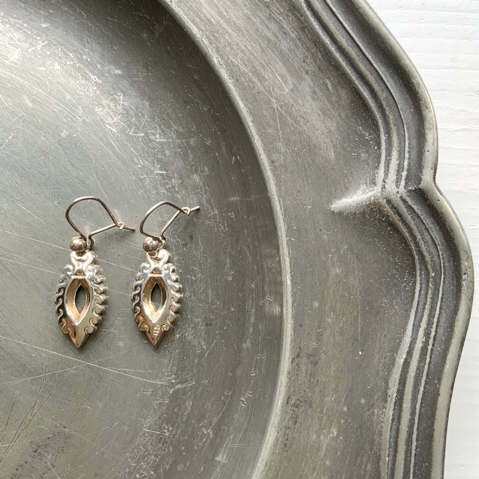 Silver marquise-shaped drop earrings. シルバーのマーキス型ドロップピアス。 