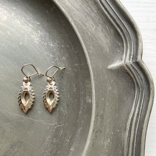 Silver marquise-shaped drop earrings. シルバーのマーキス型ドロップピアス。 