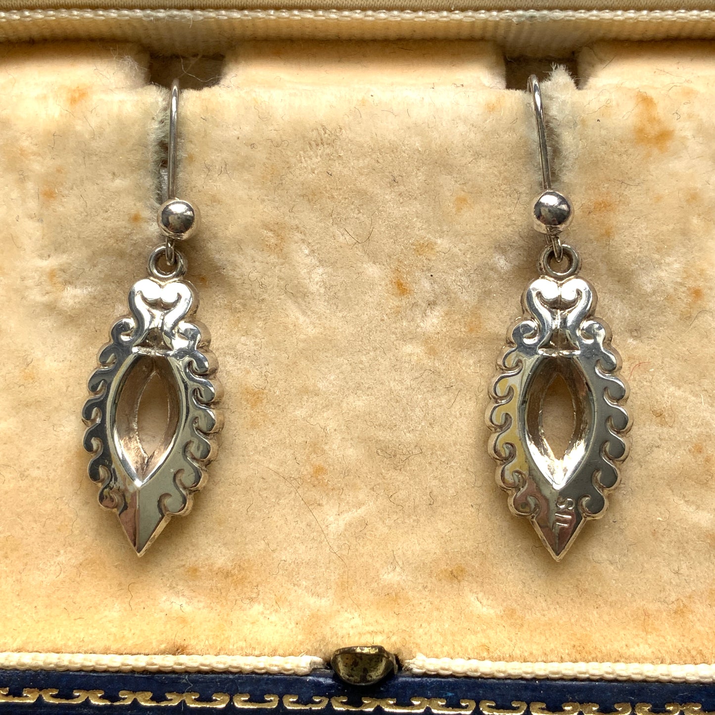 Silver marquise-shaped drop earrings. シルバーのマーキス型ドロップピアス。 