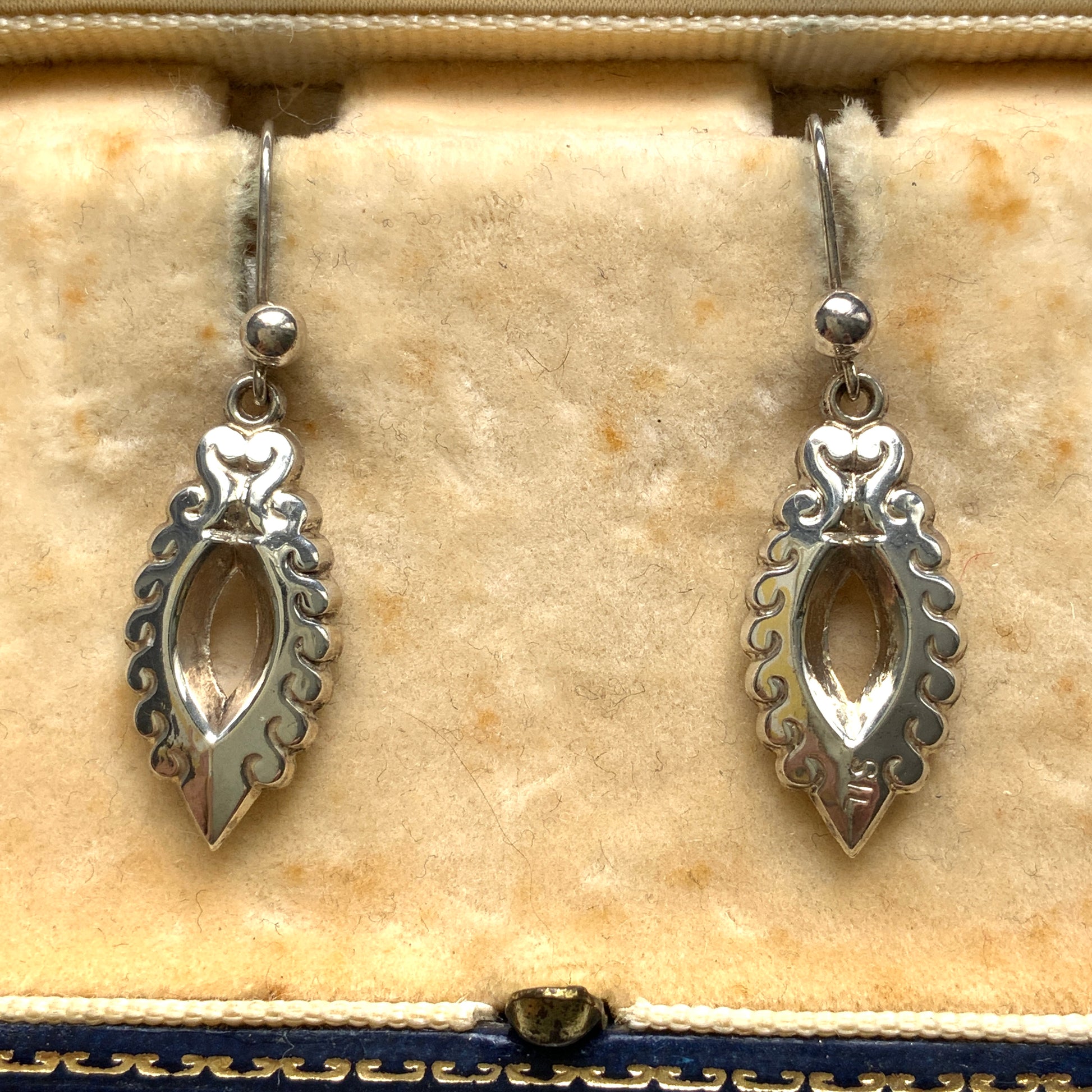 Silver marquise-shaped drop earrings. シルバーのマーキス型ドロップピアス。 