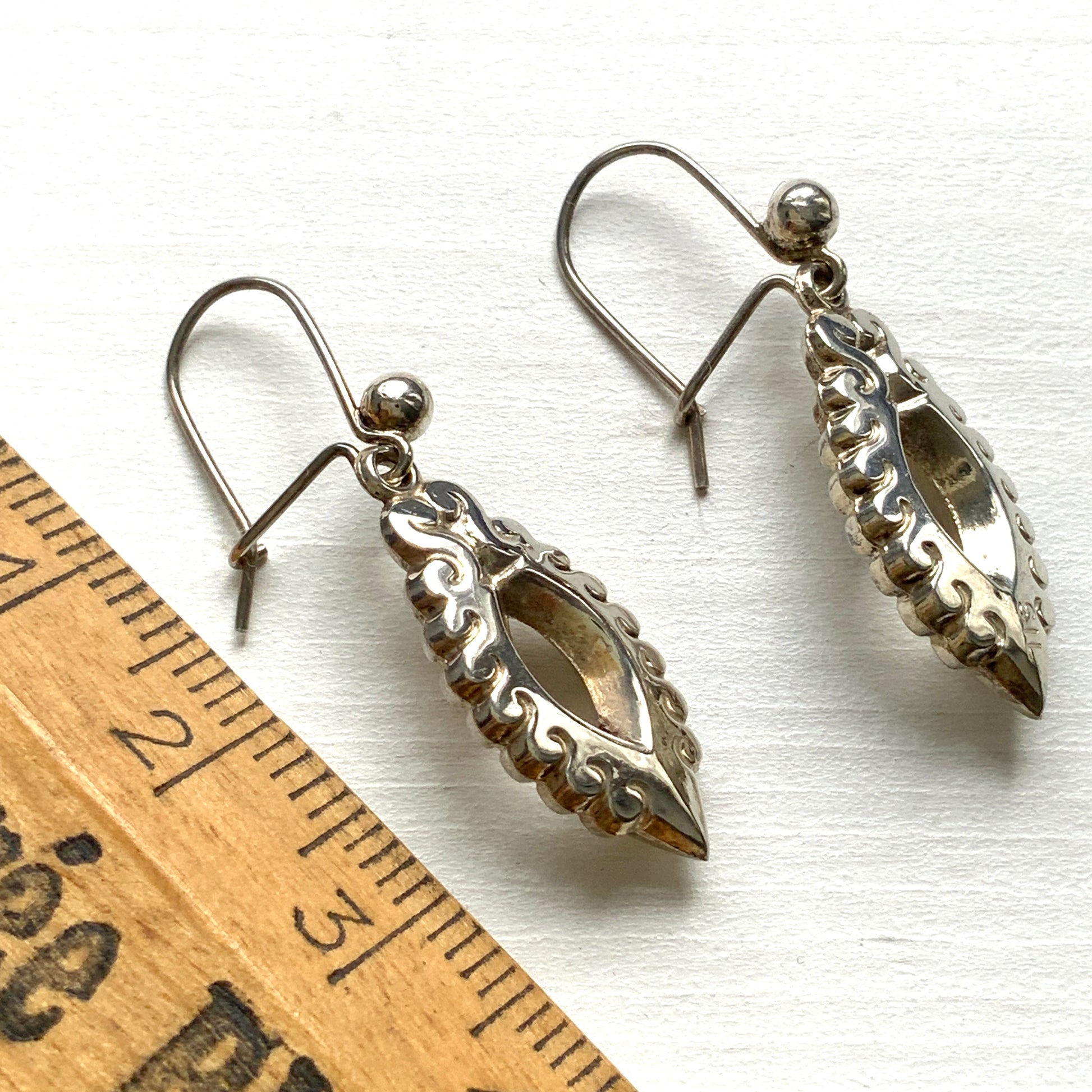 Silver marquise-shaped drop earrings. シルバーのマーキス型ドロップピアス。 