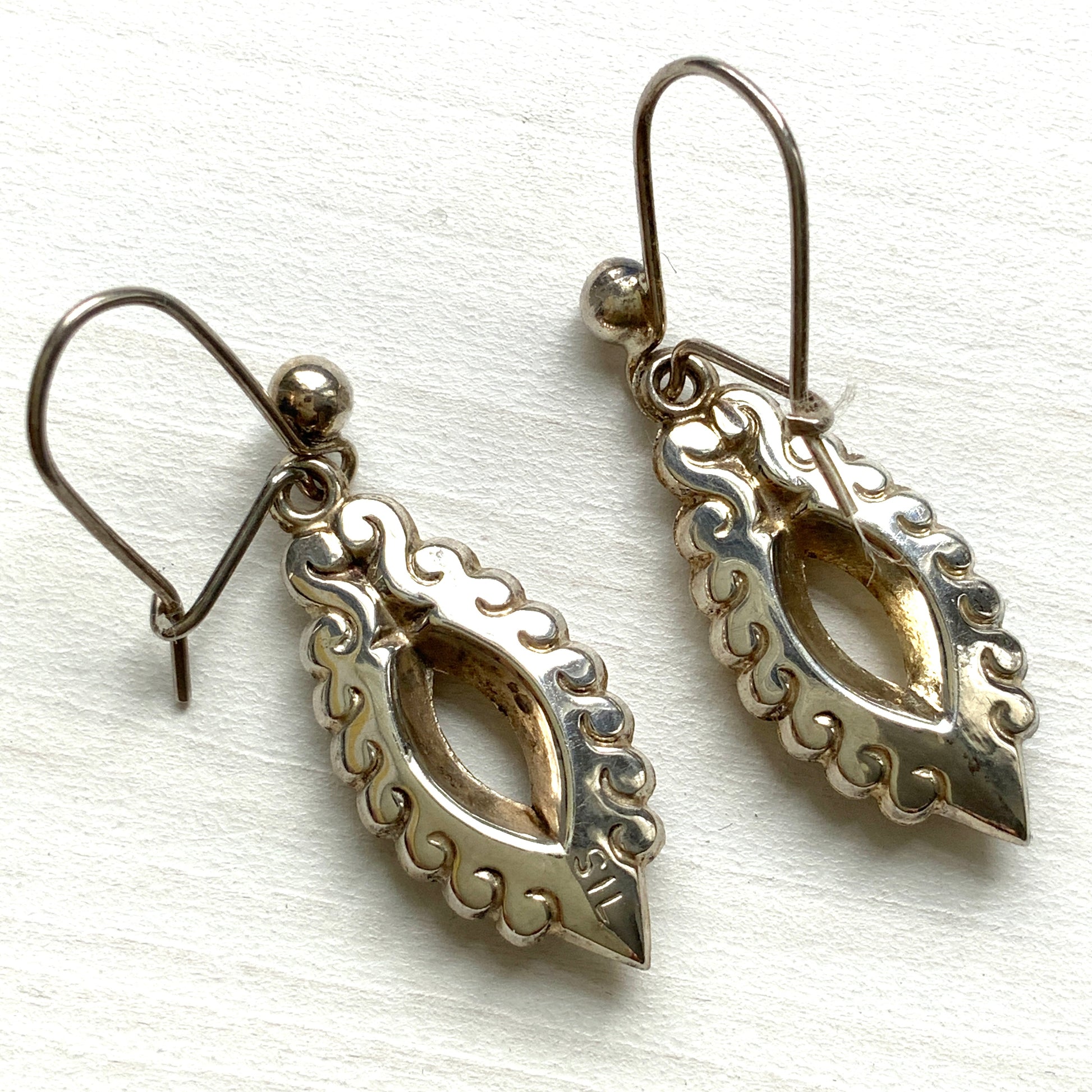Silver marquise-shaped drop earrings. シルバーのマーキス型ドロップピアス。 