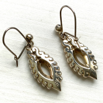 Silver marquise-shaped drop earrings. シルバーのマーキス型ドロップピアス。 
