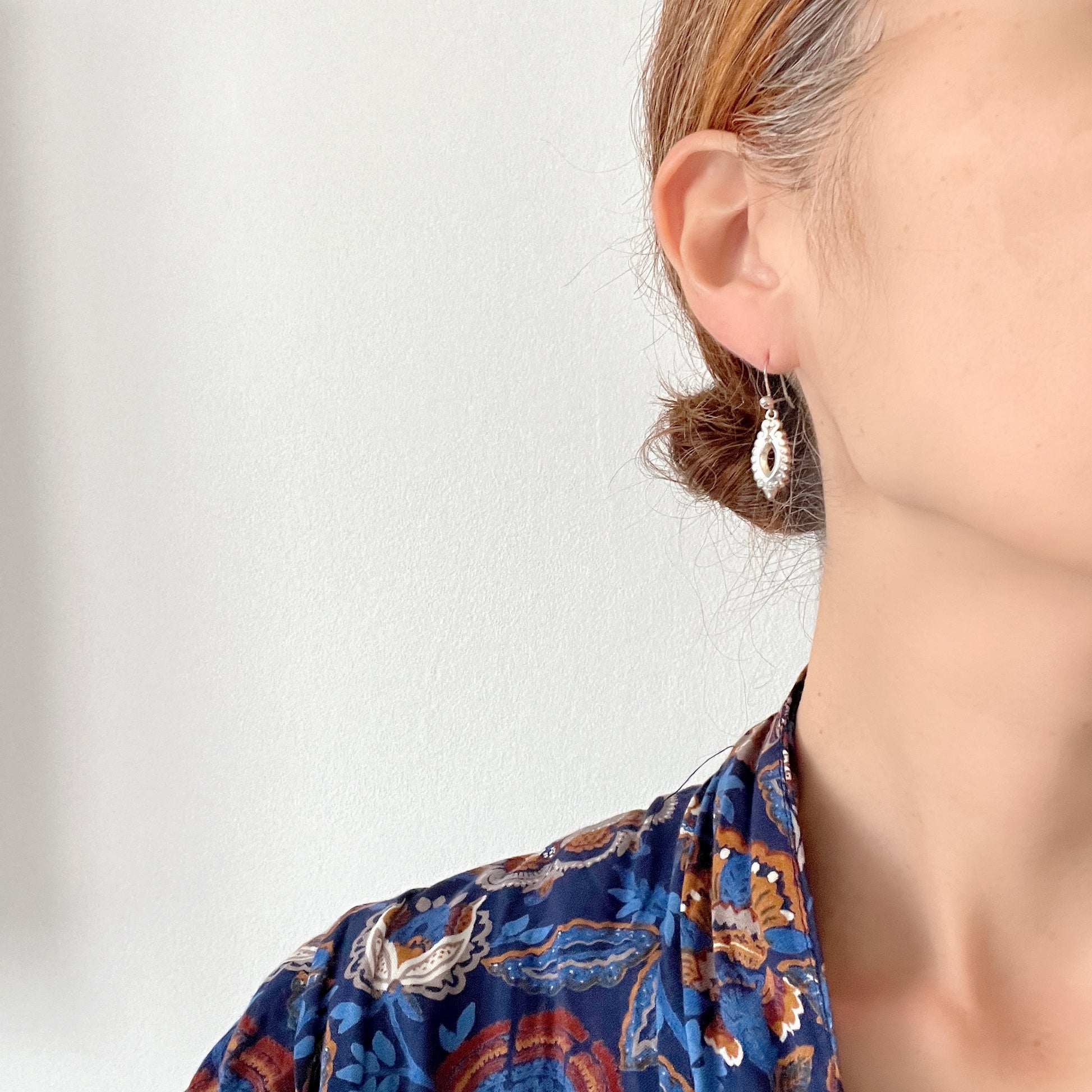 Silver marquise-shaped drop earrings. シルバーのマーキス型ドロップピアス。 