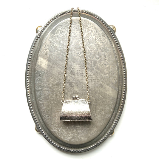 Silver-tone miniature purse pendant necklace.  シルバートーンの小さながま口ペンダントネックレス。 