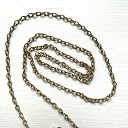Silver-tone miniature purse pendant necklace.  シルバートーンの小さながま口ペンダントネックレス。 