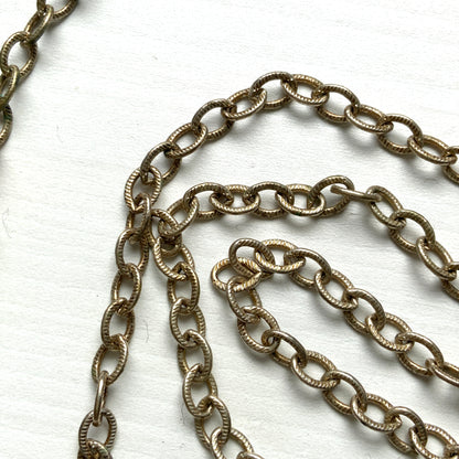 Silver-tone miniature purse pendant necklace.  シルバートーンの小さながま口ペンダントネックレス。 