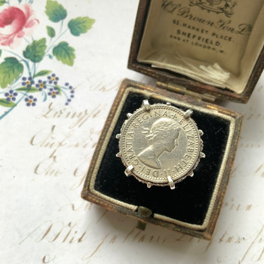 A vintage sterling silver ring set with a 1958 sixpence coin. 1958年の6ペンスコインを使ったシルバーリング。