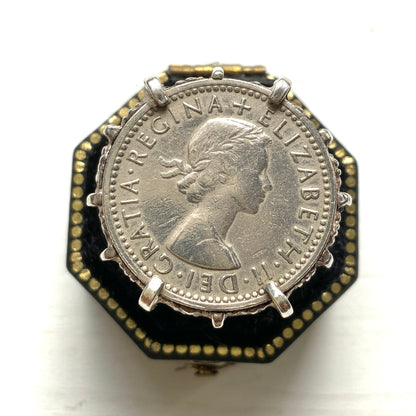 A vintage sterling silver ring set with a 1958 sixpence coin. 1958年の6ペンスコインを使ったシルバーリング。