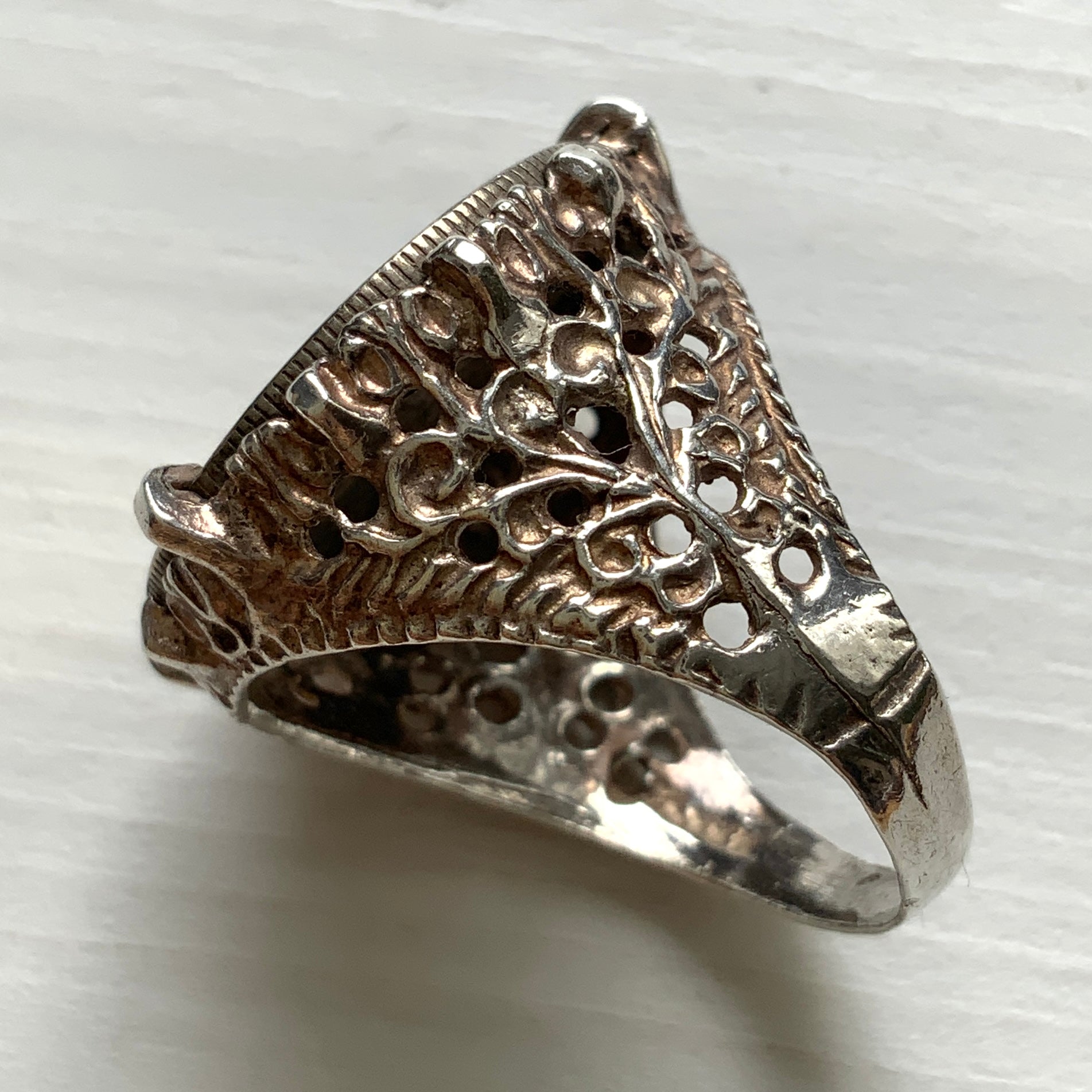 A vintage sterling silver ring set with a 1958 sixpence coin. 1958年の6ペンスコインを使ったシルバーリング。