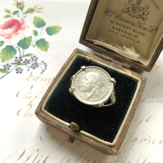 A vintage sterling silver ring set with a 1936 threepence coin. 1936年発行のスリーペンスコインをあしらったヴィンテージシルバーリング。