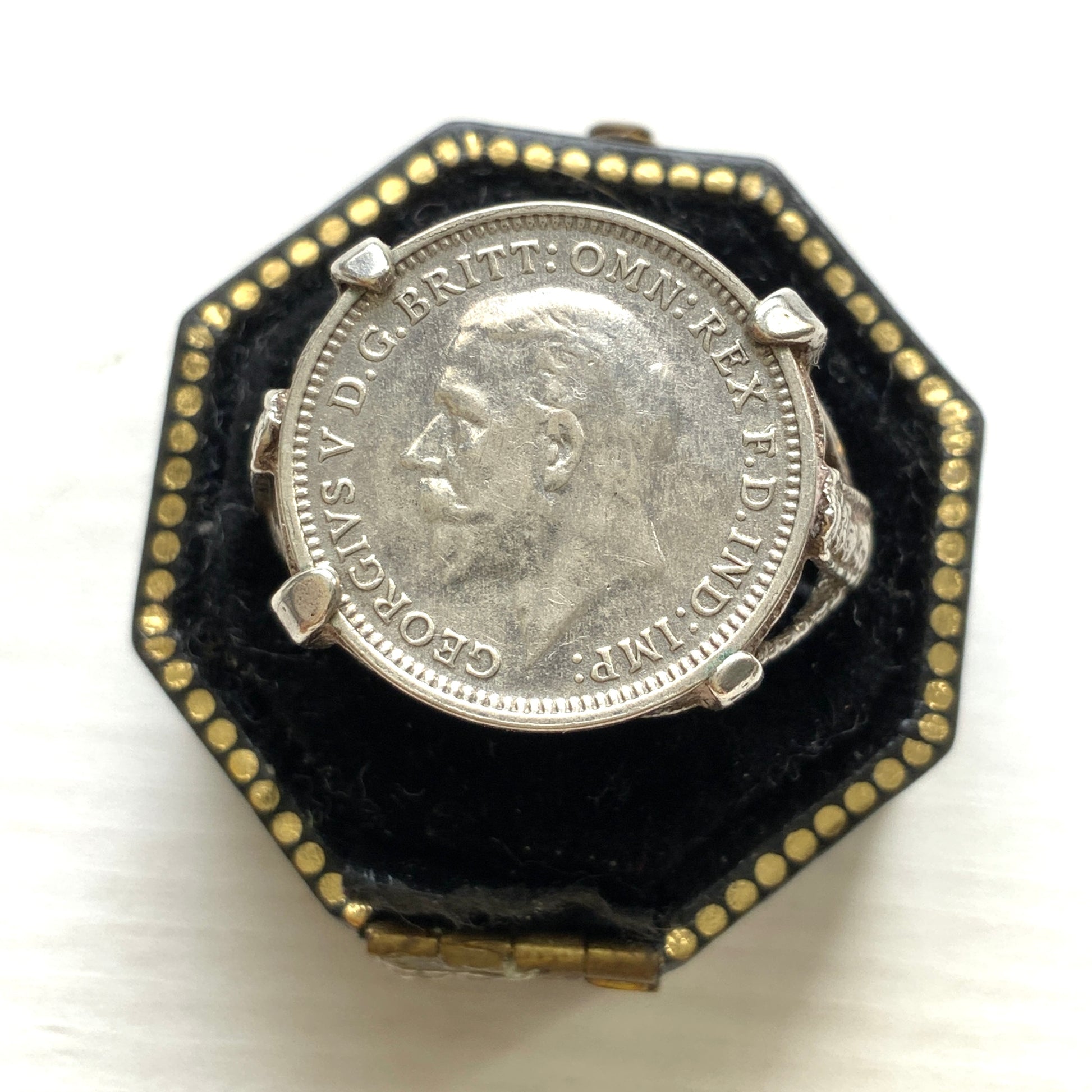 A vintage sterling silver ring set with a 1936 threepence coin. 1936年発行のスリーペンスコインをあしらったヴィンテージシルバーリング。