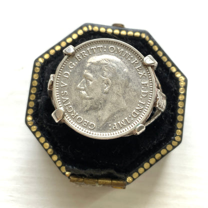 A vintage sterling silver ring set with a 1936 threepence coin. 1936年発行のスリーペンスコインをあしらったヴィンテージシルバーリング。