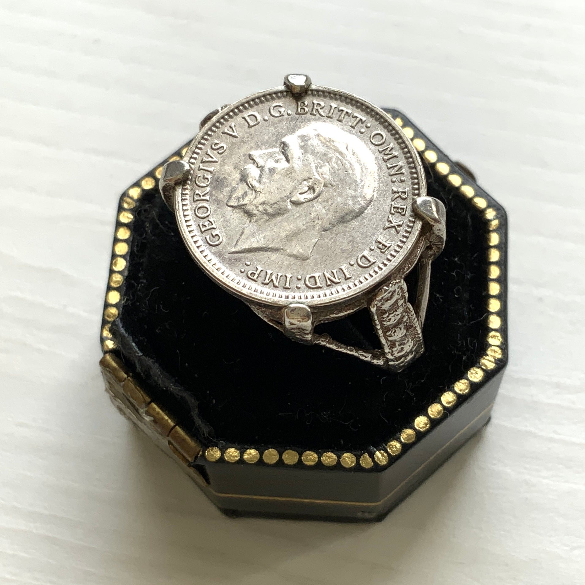 A vintage sterling silver ring set with a 1936 threepence coin. 1936年発行のスリーペンスコインをあしらったヴィンテージシルバーリング。