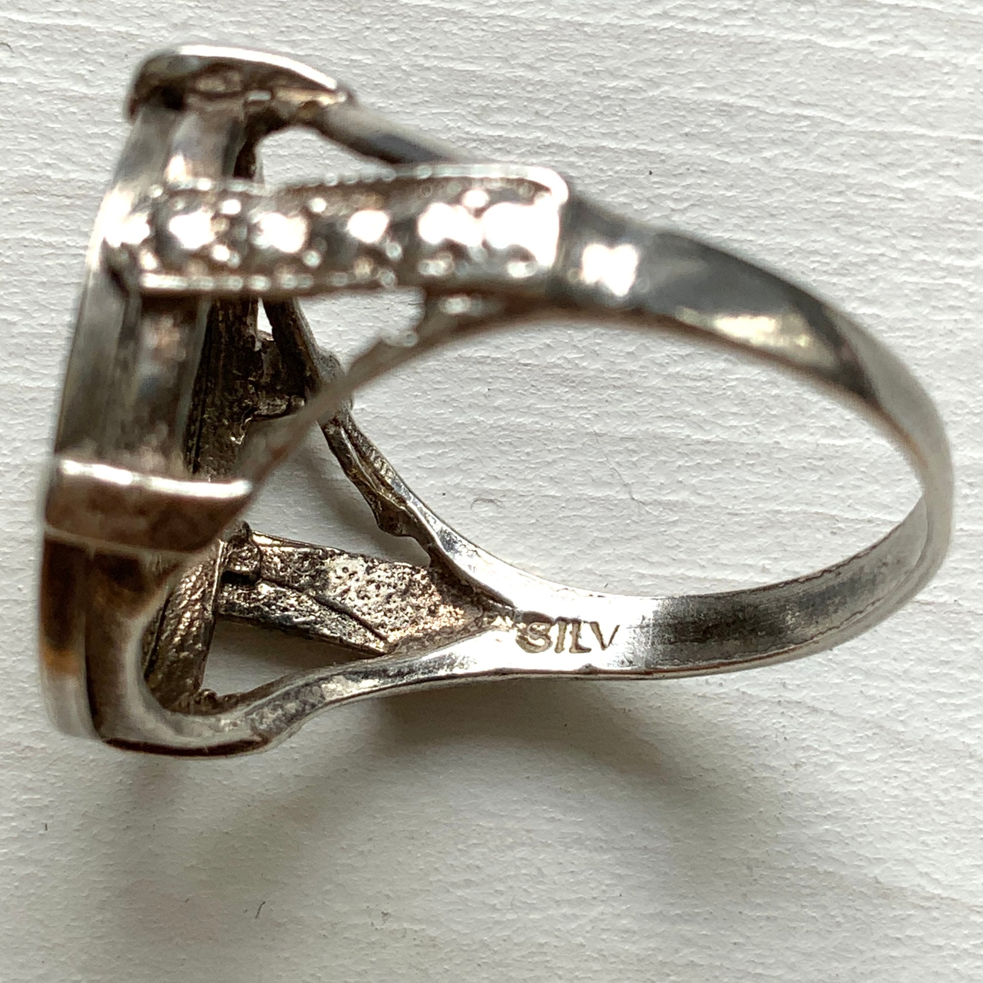 A vintage sterling silver ring set with a 1936 threepence coin. 1936年発行のスリーペンスコインをあしらったヴィンテージシルバーリング。
