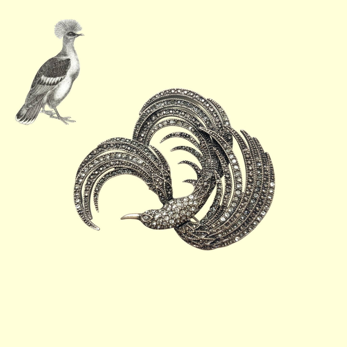 A vintage bird brooch in silver-tone metal, defined by its flowing, sculptural lines. 流れるようなラインが印象的な、鳥モチーフのブローチ。