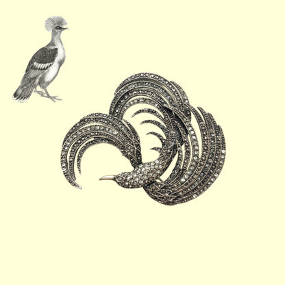 A vintage bird brooch in silver-tone metal, defined by its flowing, sculptural lines. 流れるようなラインが印象的な、鳥モチーフのブローチ。