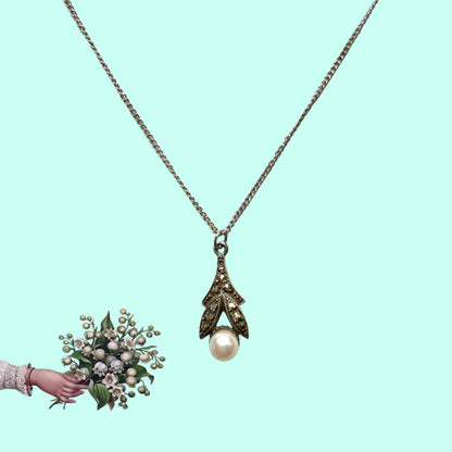 A silver necklace set with a pearl and marcasite. パールとマーカサイトをあしらったシルバーネックレス。
