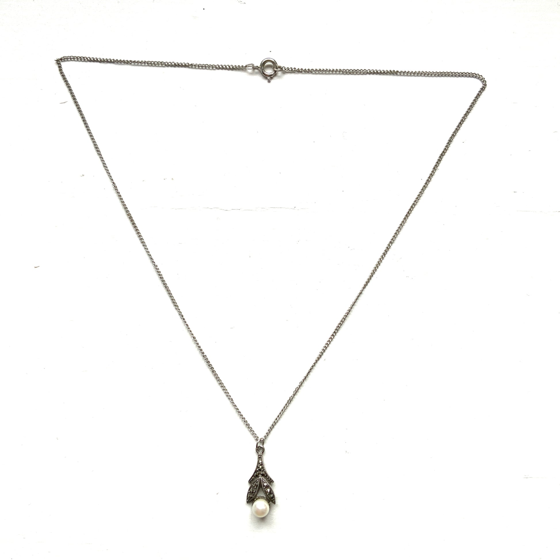 A silver necklace set with a pearl and marcasite. パールとマーカサイトをあしらったシルバーネックレス。