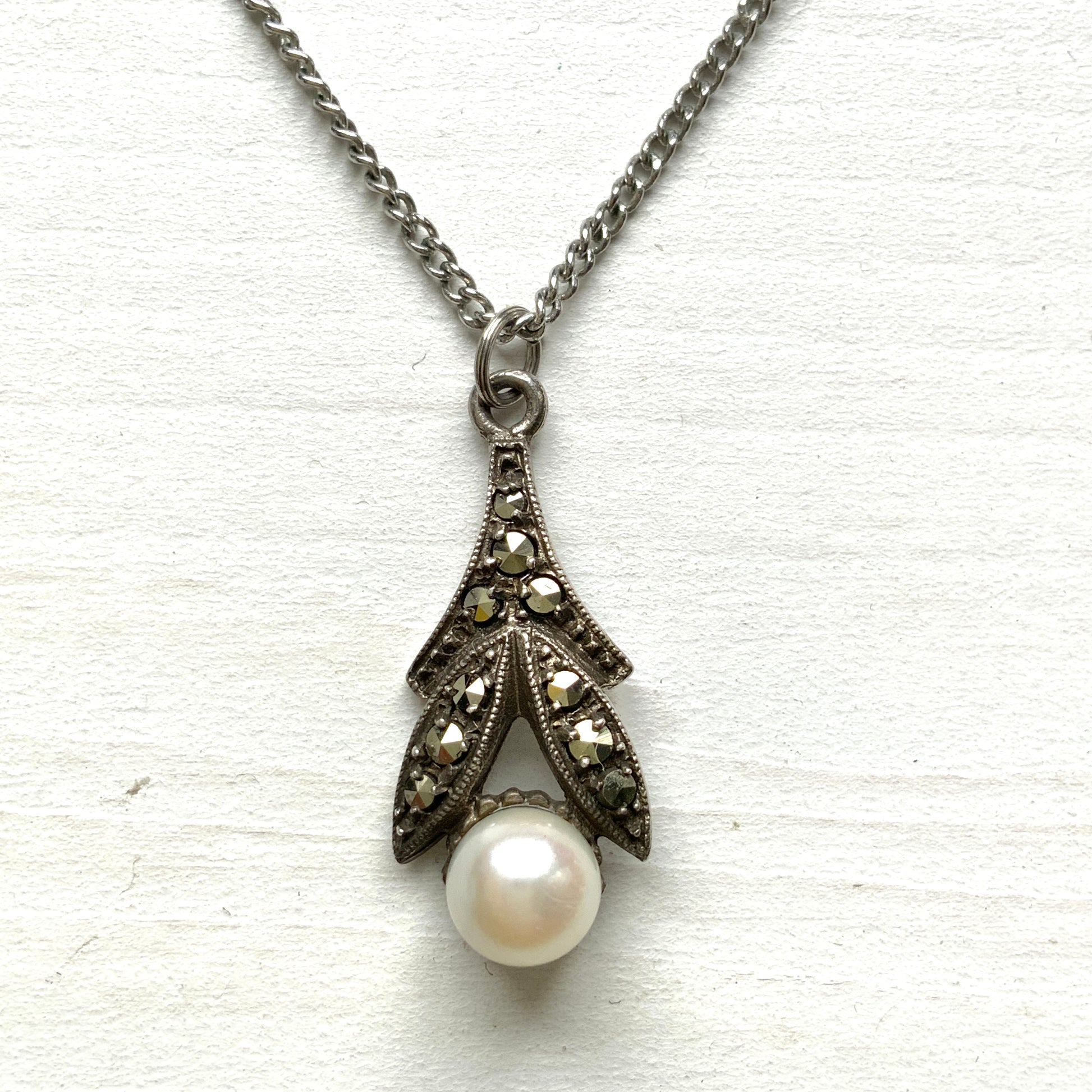 A silver necklace set with a pearl and marcasite. パールとマーカサイトをあしらったシルバーネックレス。