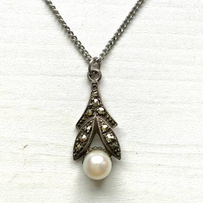 A silver necklace set with a pearl and marcasite. パールとマーカサイトをあしらったシルバーネックレス。