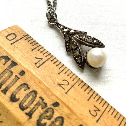 A silver necklace set with a pearl and marcasite. パールとマーカサイトをあしらったシルバーネックレス。