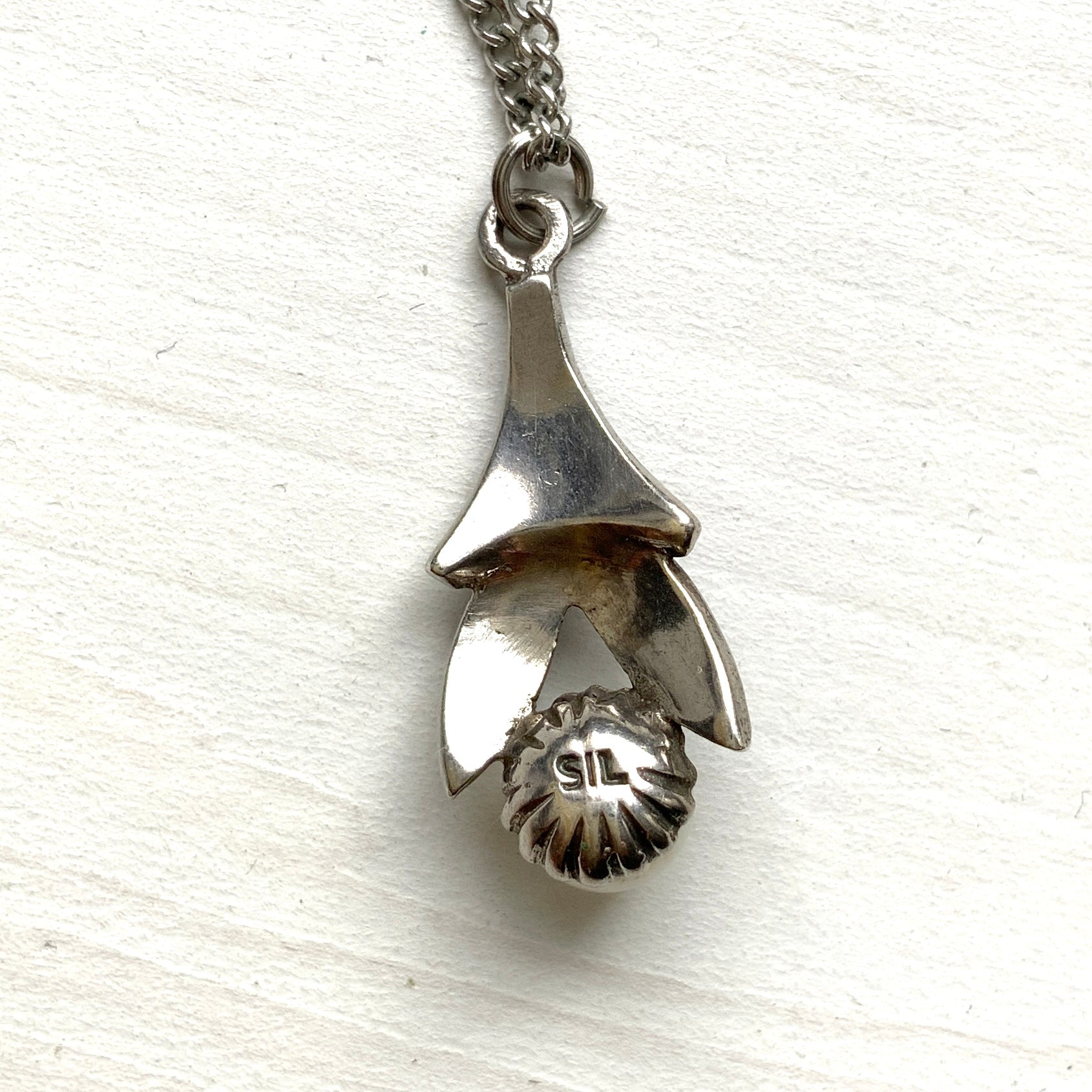 A silver necklace set with a pearl and marcasite. パールとマーカサイトをあしらったシルバーネックレス。