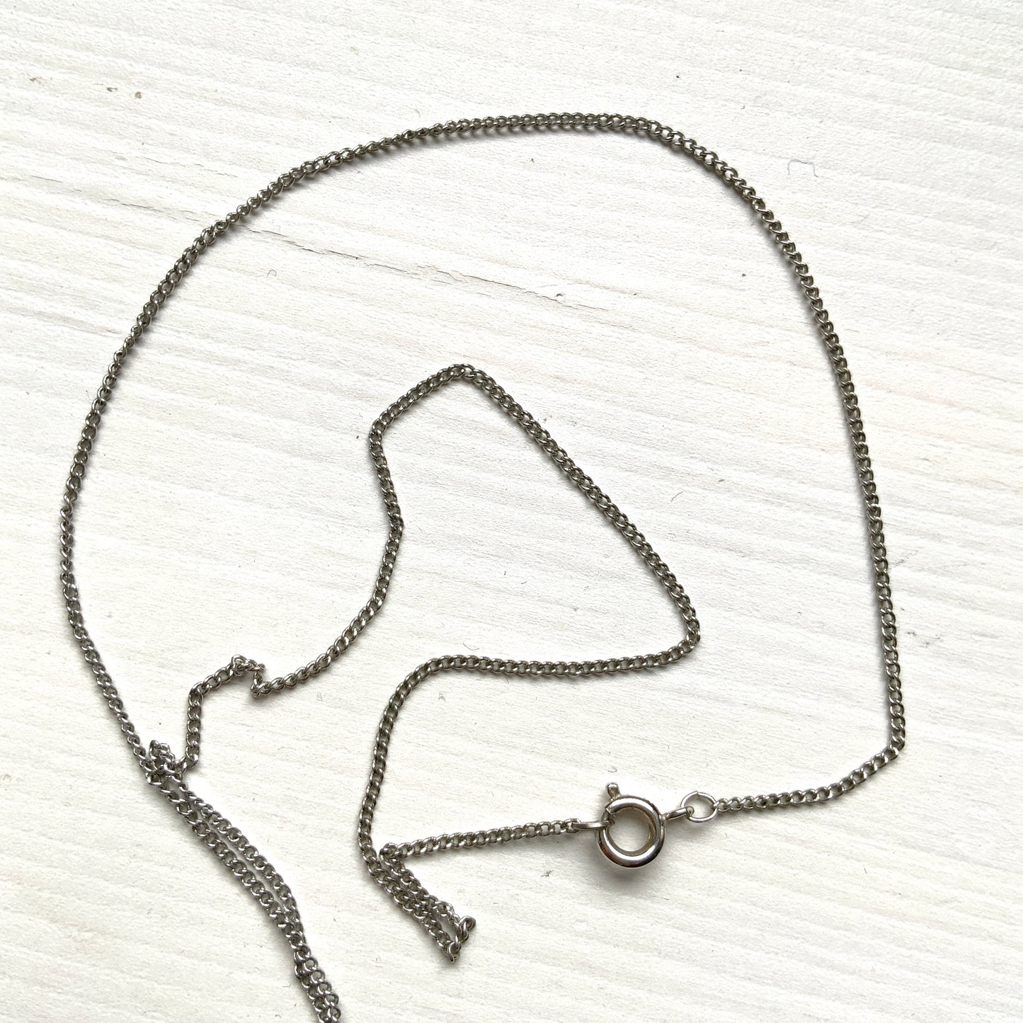 A silver necklace set with a pearl and marcasite. パールとマーカサイトをあしらったシルバーネックレス。