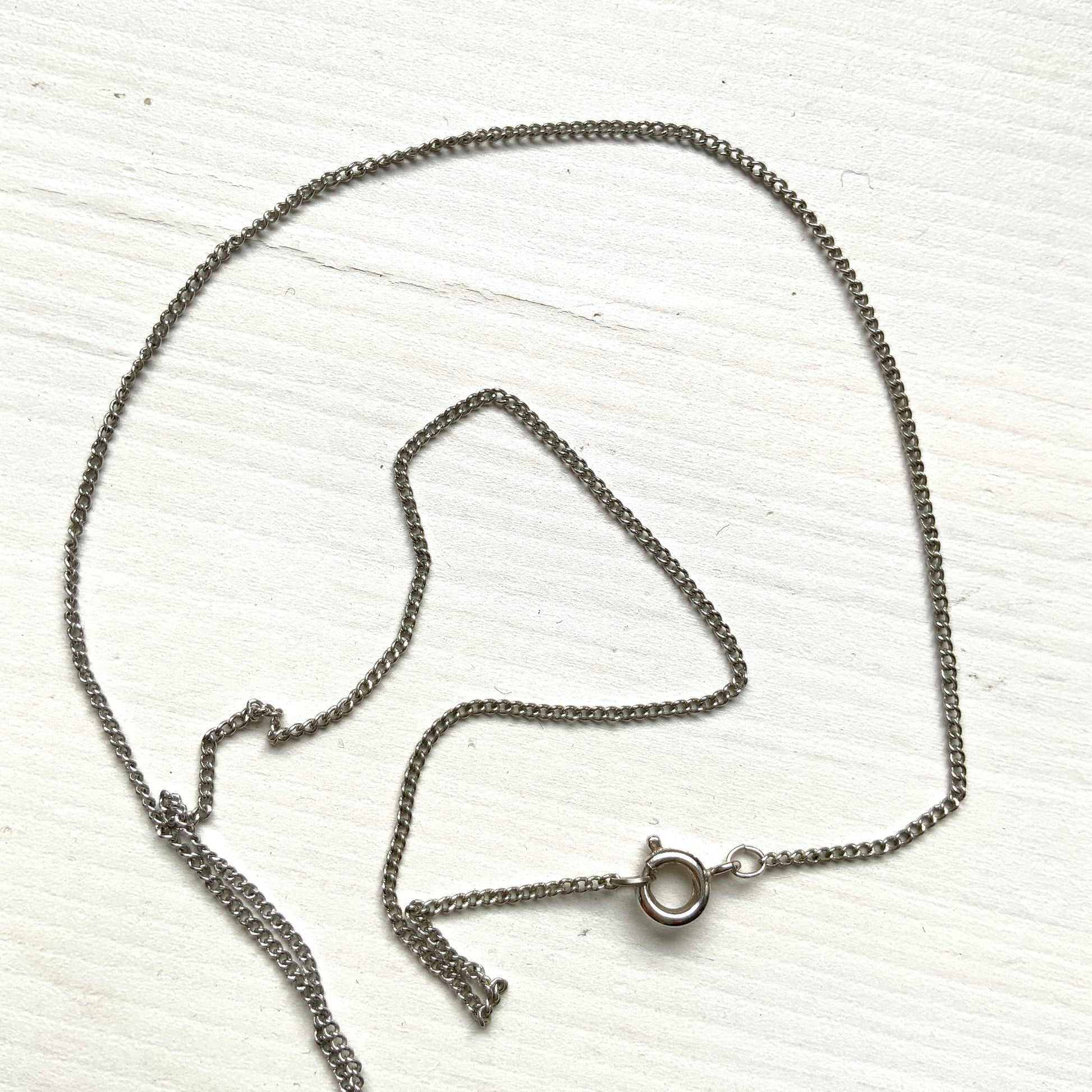 A silver necklace set with a pearl and marcasite. パールとマーカサイトをあしらったシルバーネックレス。
