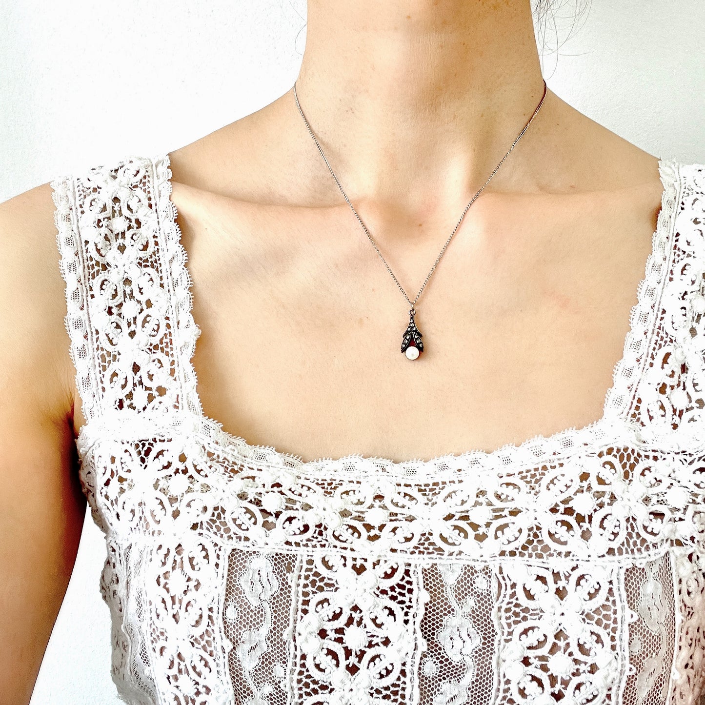 A silver necklace set with a pearl and marcasite. パールとマーカサイトをあしらったシルバーネックレス。