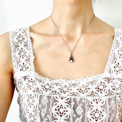 A silver necklace set with a pearl and marcasite. パールとマーカサイトをあしらったシルバーネックレス。
