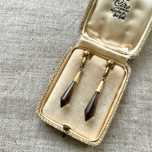 Screw-back earrings with spiky smoky quartz drops. スパイキーなスモーキークォーツが揺れるスクリューイヤリング。 