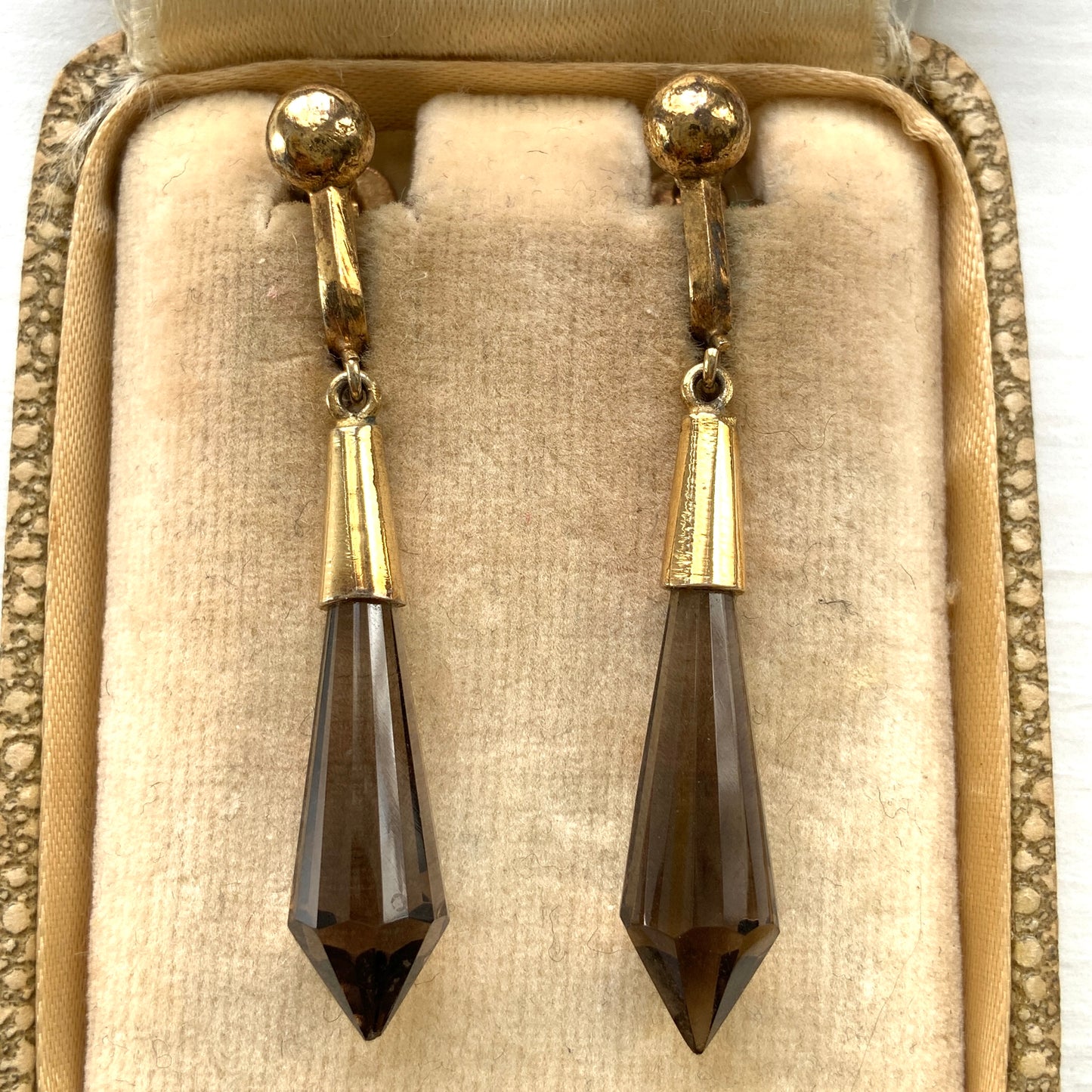 Screw-back earrings with spiky smoky quartz drops. スパイキーなスモーキークォーツが揺れるスクリューイヤリング。 