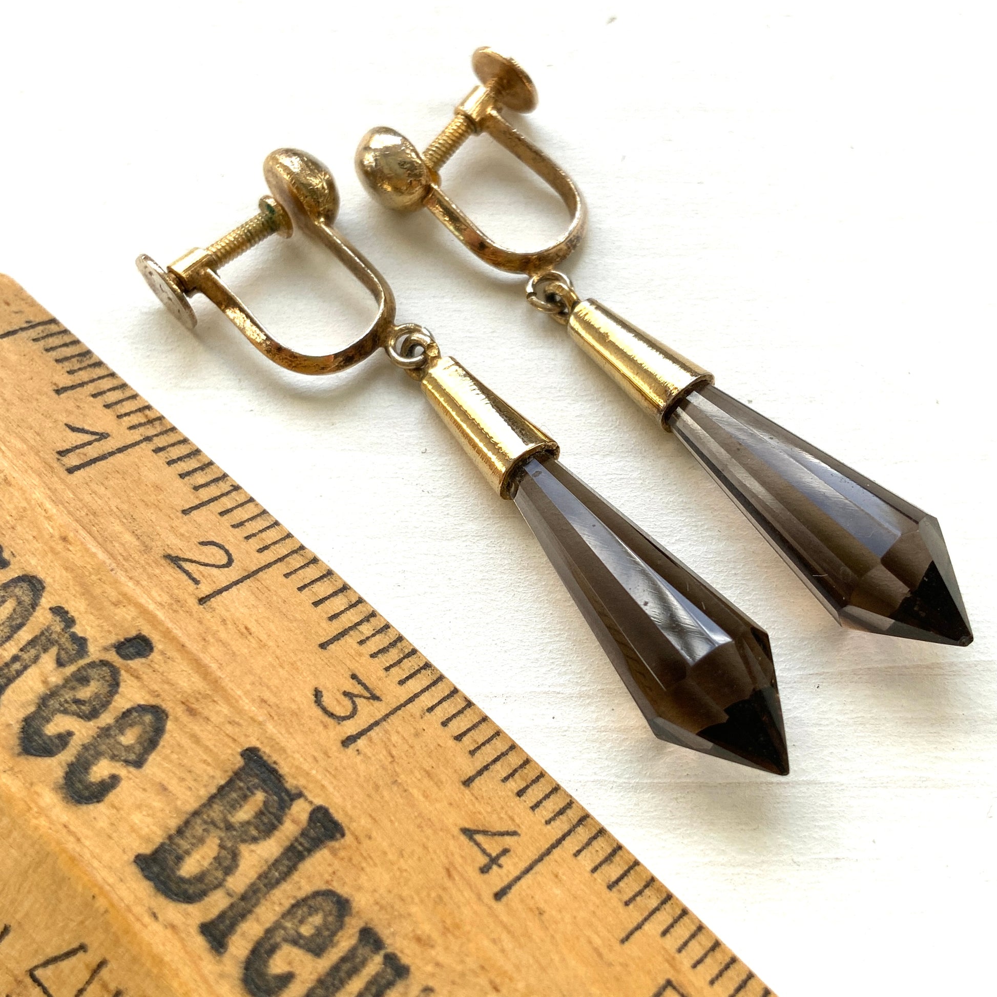 Screw-back earrings with spiky smoky quartz drops. スパイキーなスモーキークォーツが揺れるスクリューイヤリング。 