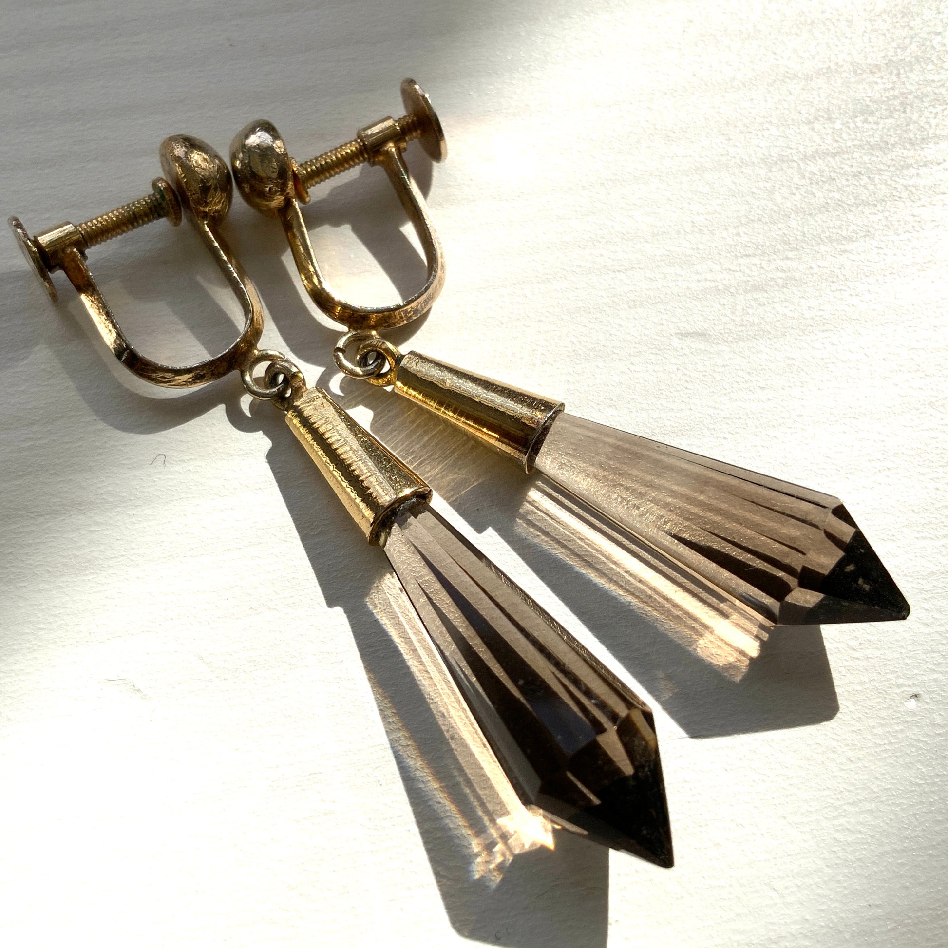 Screw-back earrings with spiky smoky quartz drops. スパイキーなスモーキークォーツが揺れるスクリューイヤリング。 