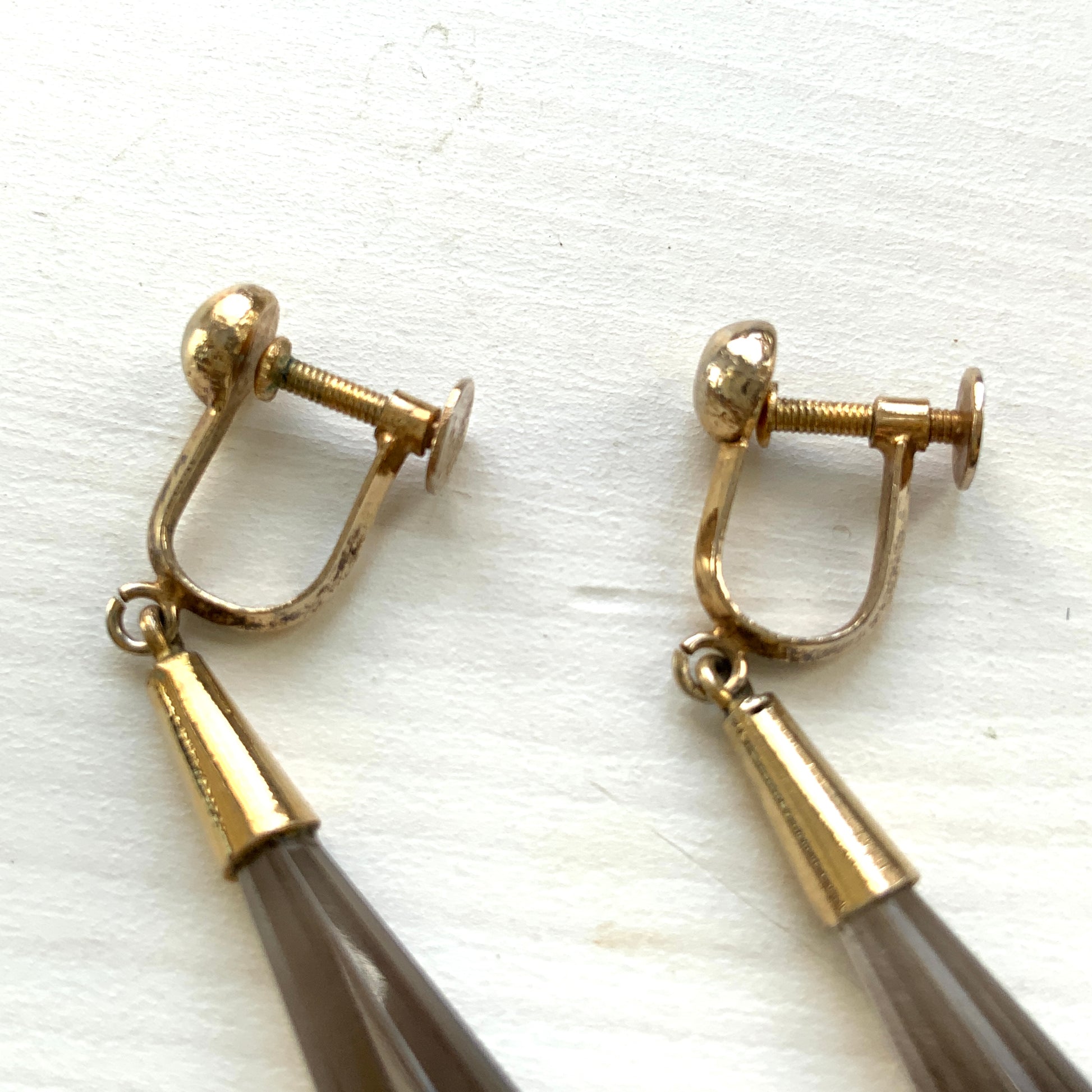 Screw-back earrings with spiky smoky quartz drops. スパイキーなスモーキークォーツが揺れるスクリューイヤリング。 