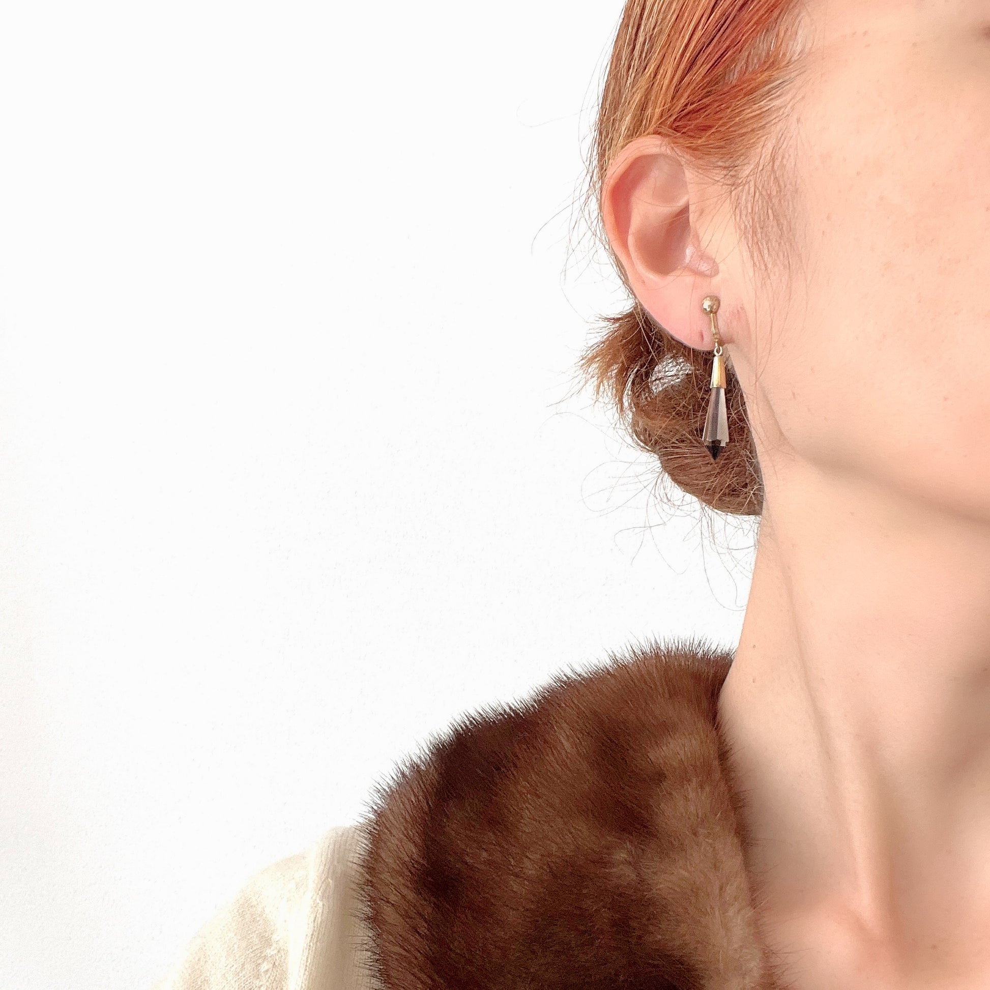 Screw-back earrings with spiky smoky quartz drops. スパイキーなスモーキークォーツが揺れるスクリューイヤリング。 