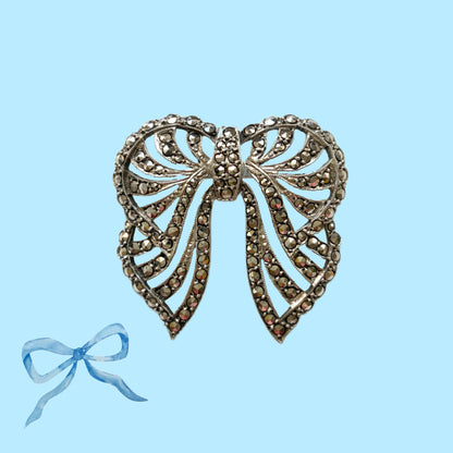 A silver bow brooch set with marcasites. シルバーにマーカサイトがあしらわれたリボンのブローチ。