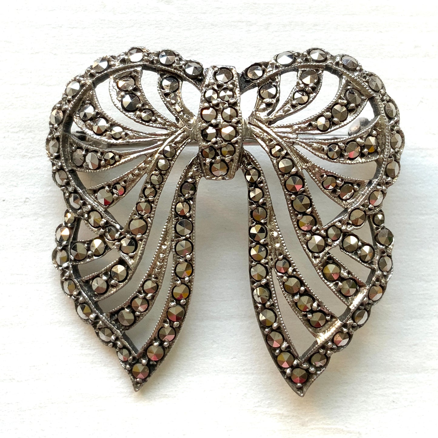 A silver bow brooch set with marcasites. シルバーにマーカサイトがあしらわれたリボンのブローチ。