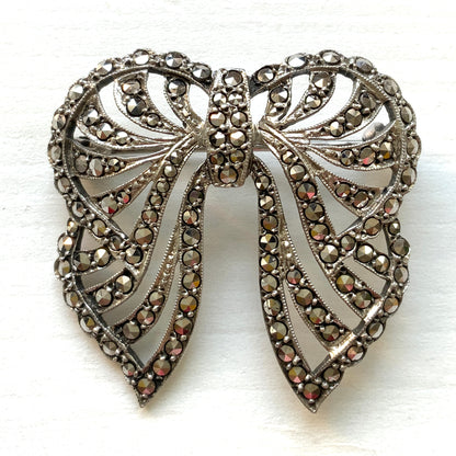 A silver bow brooch set with marcasites. シルバーにマーカサイトがあしらわれたリボンのブローチ。