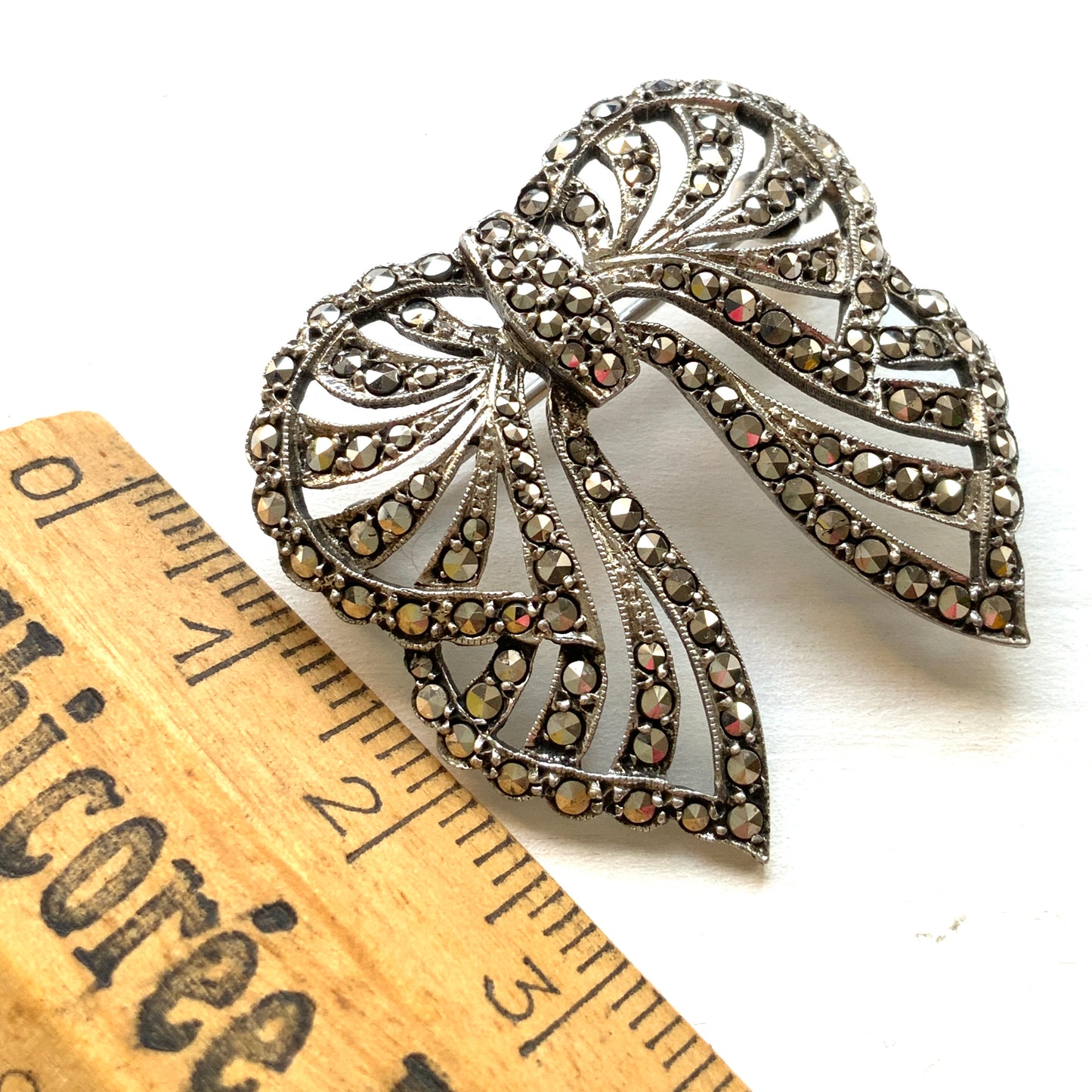 A silver bow brooch set with marcasites. シルバーにマーカサイトがあしらわれたリボンのブローチ。
