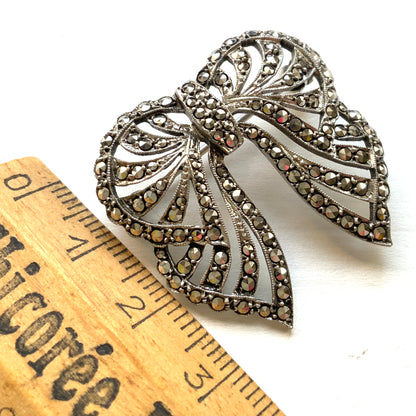 A silver bow brooch set with marcasites. シルバーにマーカサイトがあしらわれたリボンのブローチ。